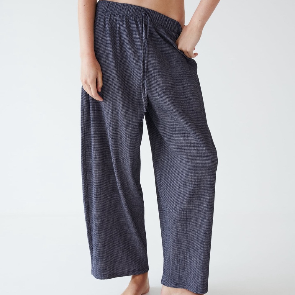 Zara mid-rise pants with elastic waistband and adjustable drawstring.